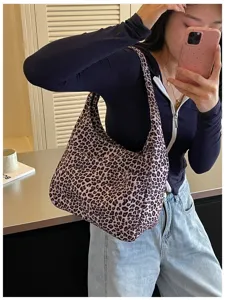 Selfie allo specchio con una morbida borsa leopardata, forma capiente e ampia tracolla