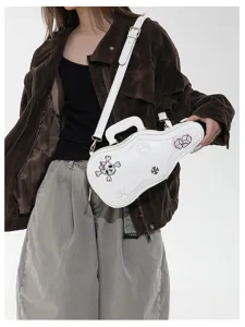 Modella con borsa bianca a forma di chitarra, decorata con teschio, stelle e diamanti