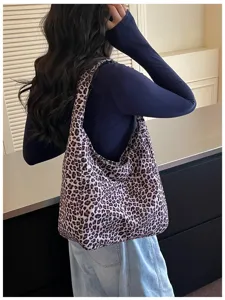 Vista posteriore di una persona con una capiente borsa morbida a spalla con stampa leopardata