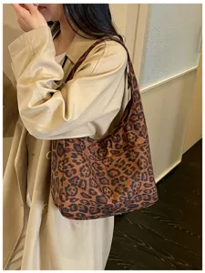Borsa a spalla indossata dalla modella, motivo leopardato marrone, forma ampia e tasca esterna
