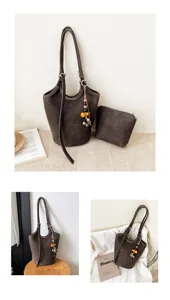 Tres vistas del bolso marrón oscuro con textura de cocodrilo, neceser y colgante de cuentas