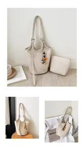 Vistas de un bolso cubo color crema con relieve, funda a juego y colgante de cuentas de madera