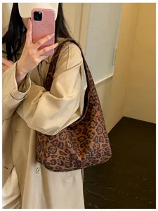 Scatto street style di una borsa a spalla leopardata marrone indossata sopra un cappotto beige