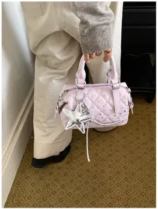 Vista di una borsa rosa trapuntata con strass, dettagli metallici argentati e ciondolo a stella