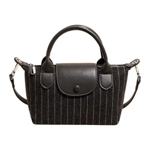 Borsa tote in tessuto grigio a righe, patta in similpelle, manici e tracolla rimovibile