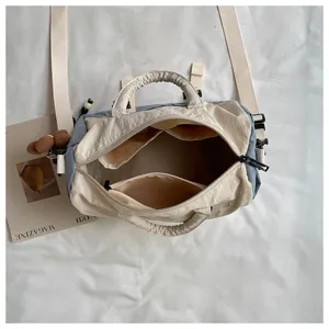 Vista dall'alto della borsa in nylon bicolore aperta, con zip e scomparti interni separati