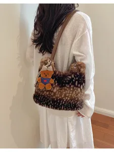 Seitenansicht einer braun gefleckten Kunstfelltasche mit Lederschulterriemen und Teddybär-Anhänger