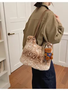 Seitenansicht: Frau trägt eine braun gefleckte Kunstfelltasche mit Lederriemen und Bärenanhänger