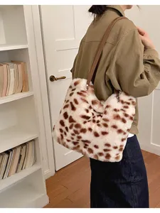 Ein Model trägt eine flauschige, gefleckte Tasche mit braunen Trägern vor hellem Wohnhintergrund