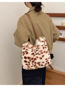 Rückansicht einer cremefarbenen Tasche aus Kunstfell mit braunen Flecken und langem Schulterriemen