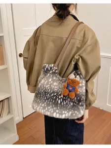 Rückansicht einer Person mit gefleckter Plüschtasche, braunem Riemen und Teddybär-Anhänger
