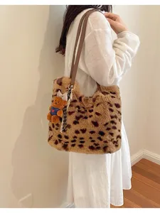 Seitenansicht mit Plüsch-Shopper im Leopardenmuster, braunem Riemen und Bärenanhänger
