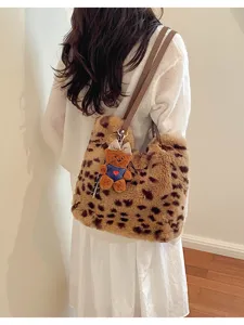 Rückansicht mit brauner Plüschtasche im Leopardenmuster, langem Schulterriemen und Teddyanhänger