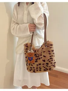 Getragen: Plüschtasche im Leopardenmuster mit braunen Kunstlederhenkeln und kleinem Bärenanhänger