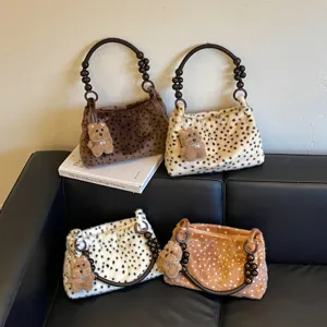 Borsa a Tracolla di Peluche da Donna Pois Retro Manico in Grani di Legno Grande Capacità Borsa Moda Pelliccia Sintetica Con Ciondolo