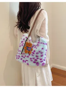 Rückansicht eines Models mit einer Plüschtasche mit violetten Flecken und einem Teddybär-Anhänger