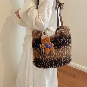 Braune Plüsch-Shoppertasche mit Fleckenmuster, Kunstlederriemen und Teddybär-Anhänger
