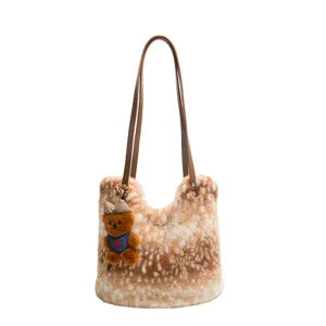 Braun-beiger Shopper aus gepunktetem Kunstfell mit Lederschulterriemen und Teddybär-Anhänger