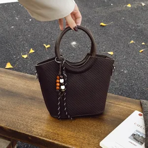 Sac tressé brun foncé pour femme, avec anse ronde, perles en bois décoratives et bandoulière