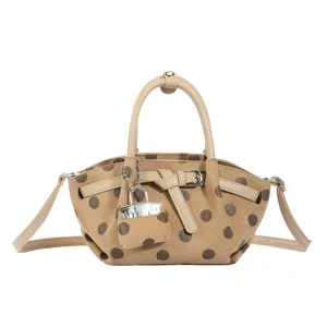 Borsa a secchiello beige effetto camoscio a pois, con manico, tracolla e ciondolo argentato