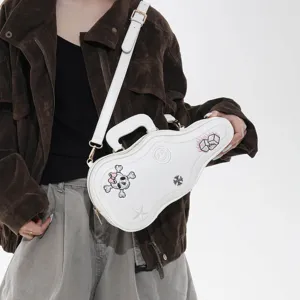 Borsa bianca a forma di chitarra in similpelle, con ricami punk, indossata a tracolla