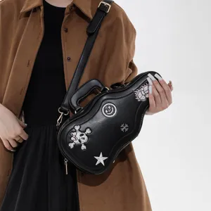 Borsa nera in similpelle a forma di chitarra, con ricami, manico e tracolla regolabile