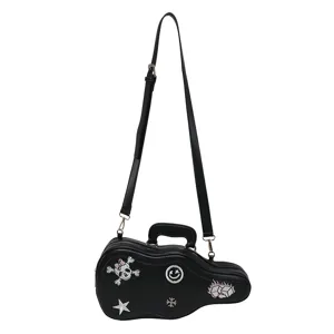 Borsa punk nera a forma di chitarra, con tracolla regolabile e toppe decorative su sfondo bianco