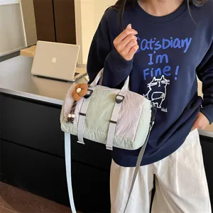 Borsa leggera in nylon a mano e a tracolla, nei colori menta e lilla con ciondolo a fiore