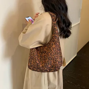 Borsa tote morbida marrone con stampa leopardata, indossata a spalla da una modella.