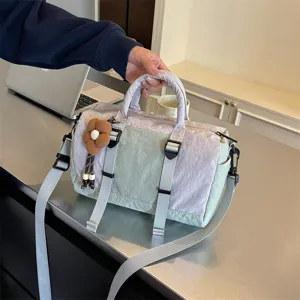 Borsa leggera bicolore in nylon, grigio lavanda e menta, con manici e ciondolo a fiore