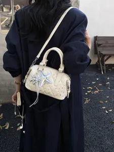 Borsa a mano color crema trapuntata con strass, ciondolo a stella argentato e tracolla