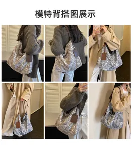 Sei viste della borsa in jacquard grigio-blu, con manici e targhetta marroni, indossata con look