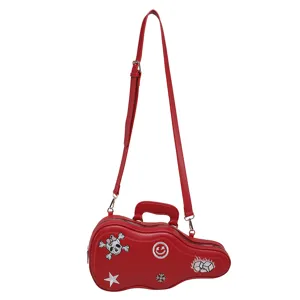 Sac bandoulière rouge en forme de guitare, avec sangle réglable, poignée et motifs décoratifs