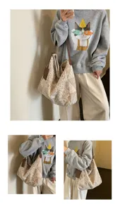 Vista d'uso di una tote beige in jacquard con manici in similpelle marrone, portata a spalla