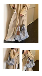 Borsa in tessuto floreale blu e bianco con manici marroni, portata con un cappotto beige in collage
