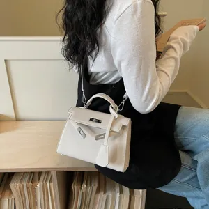 Borsa mini avorio in similpelle martellata, con manico superiore, tracolla e dettagli argentati