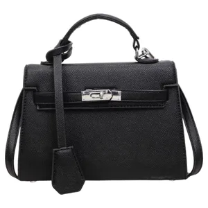 Borsa nera in similpelle martellata con chiusura girevole argentata, manico e tracolla rimovibile