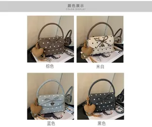 Borsa a pois mostrata in quattro colori, con fiocco e ciondolo a cuore: marrone, avorio, blu e nero