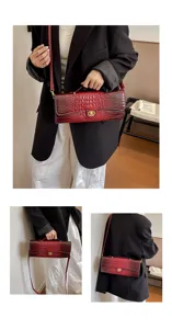 Model draagt een bordeaux tas met krokodillenstructuur, in de hand en crossbody, met gouden sluiting