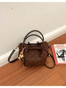 Sac brun effet daim à pois, avec poignées en cuir, bandoulière et breloques en perles de bois