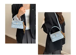 Due viste della borsa azzurro chiaro a pois indossata, con fiocco, chiusura a cuore e nappa