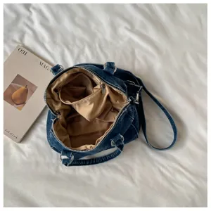 Vue du sac ouvert, avec doublure beige, poche intérieure et fermeture éclair argentée visible