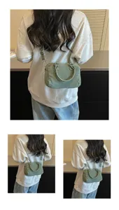 Vue de dos d’un modèle portant un petit sac vert délavé avec poignée et bandoulière réglable