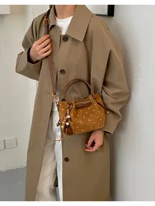 Sac porté en brun effet daim, à pois blancs, avec breloque en perles de bois et bandoulière