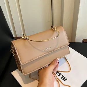 Kleine vierkante crossbodytas van camel kunstleer met gebogen goudkleurig handvat en ketting