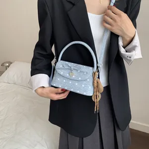 Piccola borsa blu da donna a pois bianchi, con fiocco e ciondolo a cuore, portata a tracolla