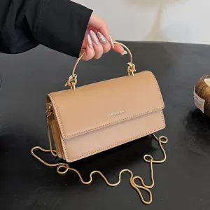 Kleine gestructureerde taupekleurige handtas met klep, goudkleurig metalen handvat en kettingriem