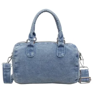 Sac Boston en denim bleu clair délavé, avec poignées, bandoulière réglable et zip argenté