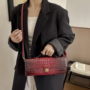 Rode handtas van imitatieleer met krokodillenreliëf en gouden sluiting, crossbody gedragen