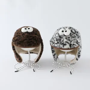 Deux bonnets aviateur en peluche à imprimé léopard, avec yeux fantaisie et cache-oreilles